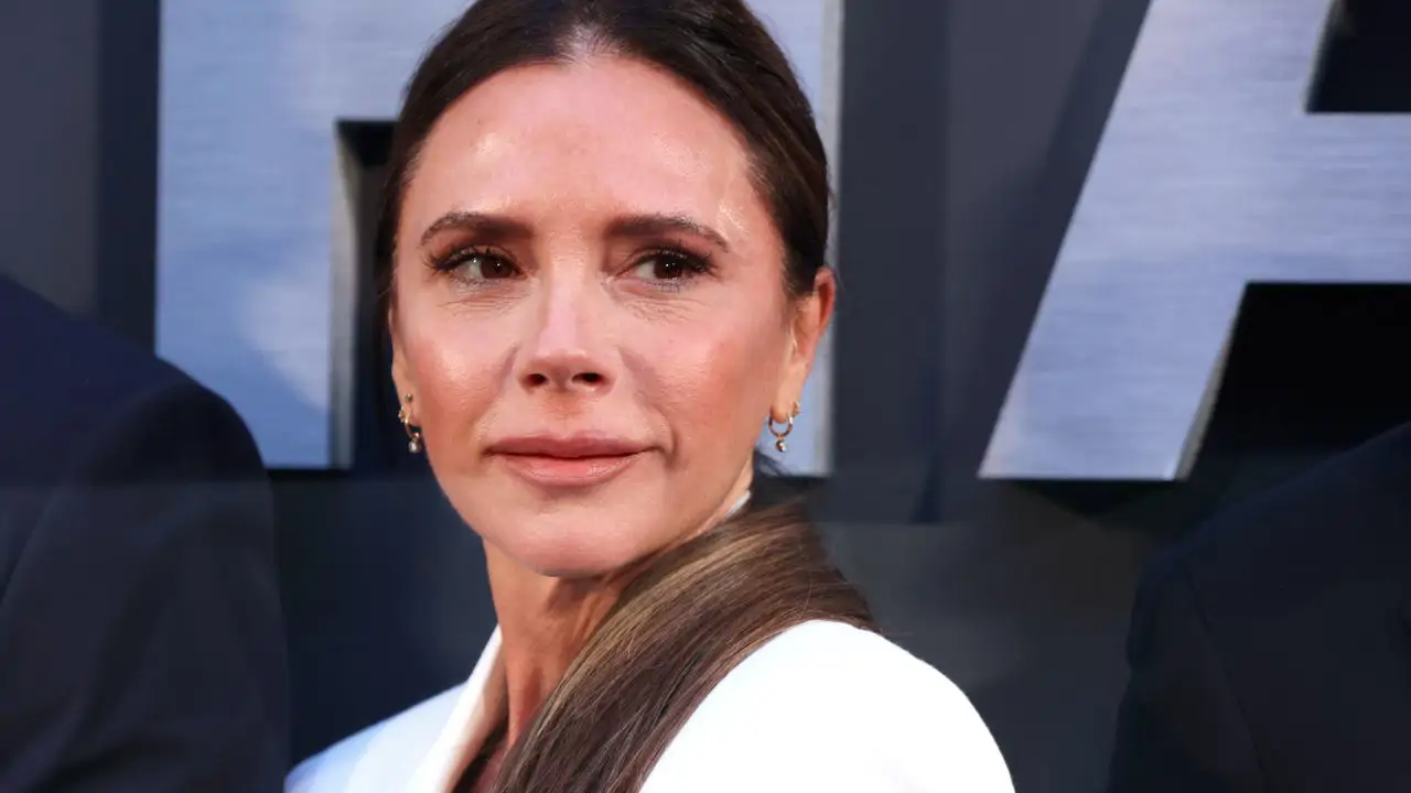 Victoria Beckham (51 años) sobre su truco para tener la barriga plana: "de esto un shot al día en ayunas"