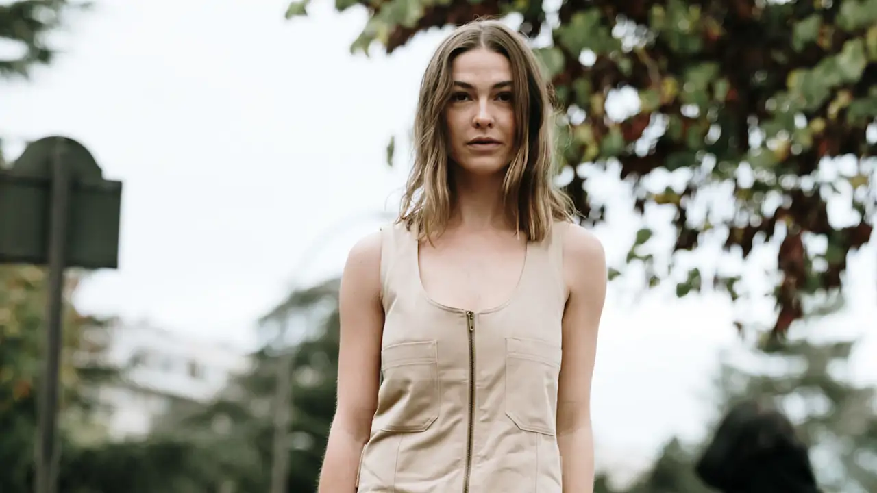 Chica con unos zuecos Birkenstock