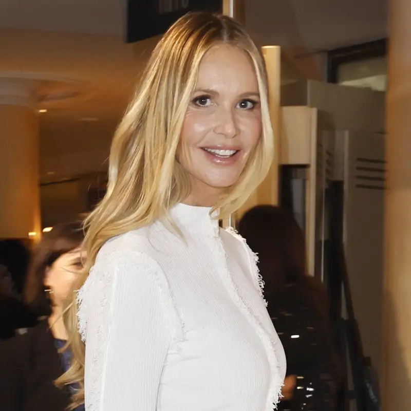 El conjunto de pantalón blanco y blusa boho de Elle Macpherson es todo lo que quieren las pijitas de 60 este verano: hace tipazo y estiliza con sandalias