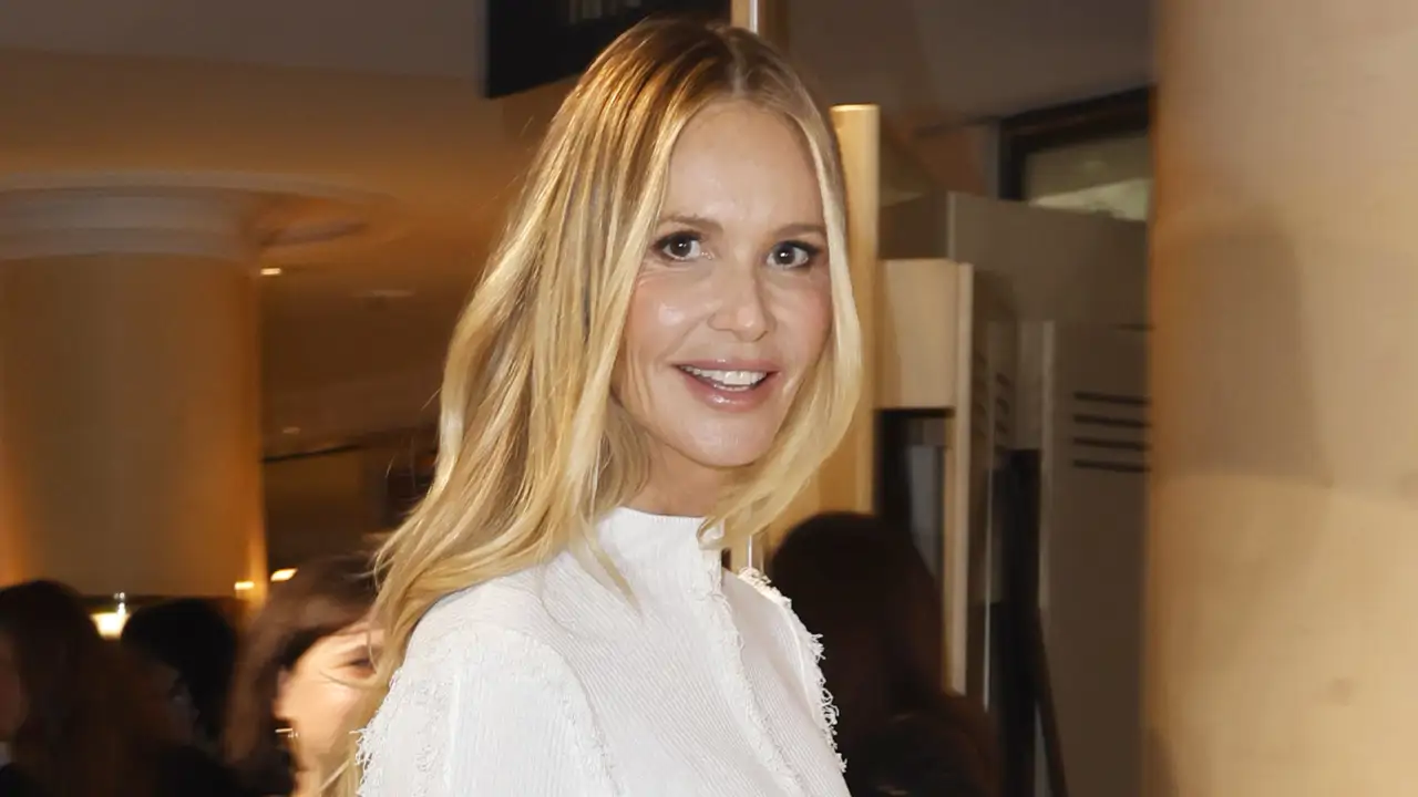El conjunto de pantalón blanco y blusa boho de Elle Macpherson es todo lo que quieren las pijitas de 60 este verano: hace tipazo y estiliza con sandalias