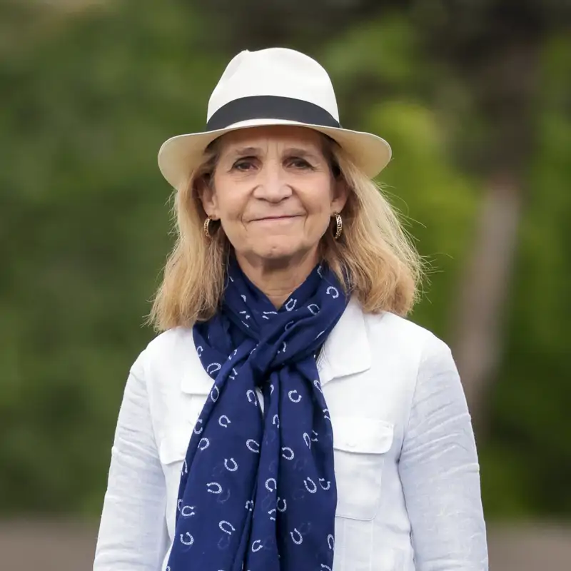 María José Gómez Verdú, experta en protocolo, avisa sobre la infanta Elena: "Su retirada privó a la institución de un activo valioso”