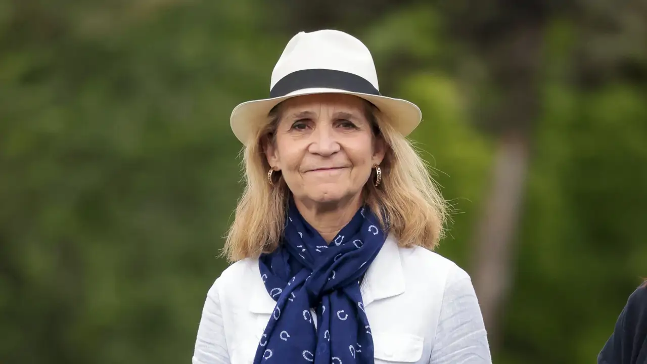María José Gómez Verdú, experta en protocolo, avisa sobre la infanta Elena: "Su retirada privó a la institución de un activo valioso”