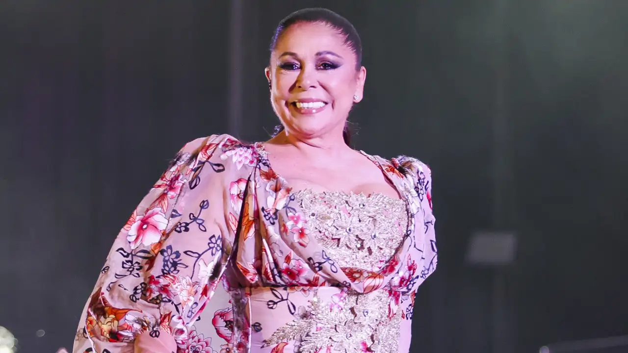 Isabel Pantoja reabre su impresionante casa rústica en El Rocío: con porche, rejas de artesanía y habitaciones XL repletas de literas