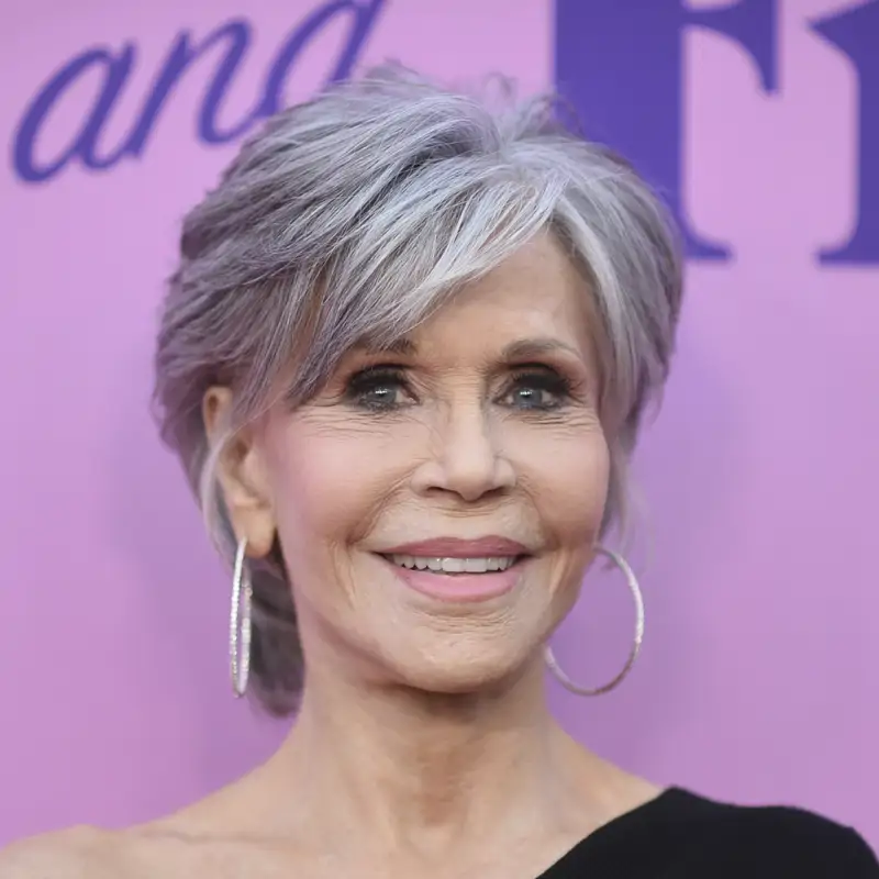 Jane Fonda (87 años) sobre su piel: “No gasto mucho dinero en cremas, solo mantengo la cara hidratada y me alejo del sol”