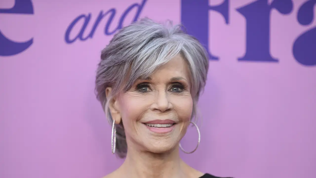 Jane Fonda (87 años) sobre su piel: “No gasto mucho dinero en cremas, solo mantengo la cara hidratada y me alejo del sol”
