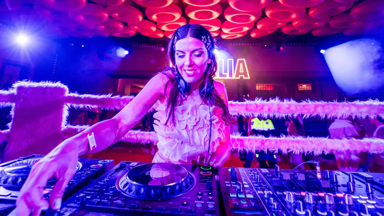 EXCLUSIVA | Innmir, profesora de día y DJ de noche: "Me mola mucho que padres y madres de mis alumnos puedan venir a verme actuar"
