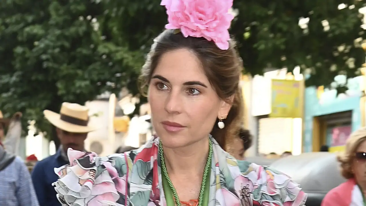 Lourdes Montes, la más guapa de la romería de El Rocío con el vestido de flores multicolor más fresco y elegante: inspiración para las invitadas más alegres 