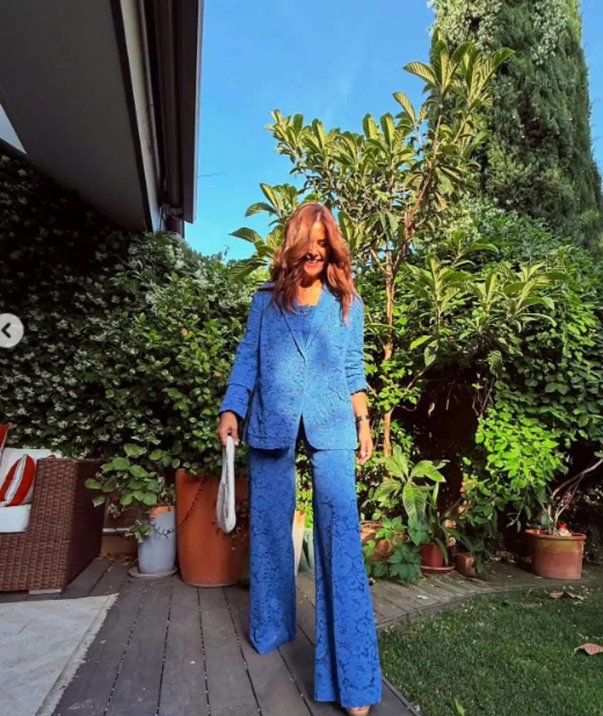 Nuria Roca con traje de chaqueta azul klein.