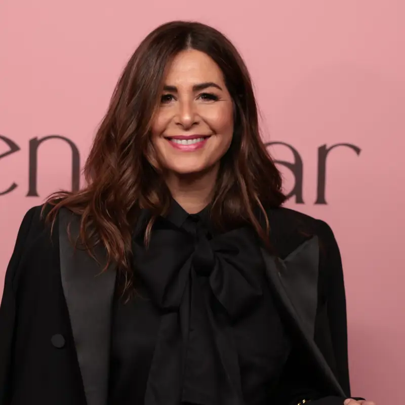 Ni vestidos ni monos, Nuria Roca inspira a las invitadas +50 con un traje de chaqueta de verano de El Corte Inglés: fresquito y de un color alegre que se lleva