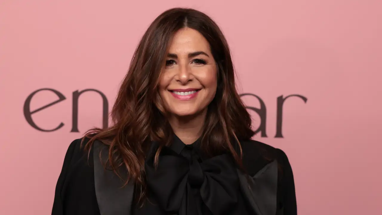 Ni vestidos ni monos, Nuria Roca inspira a las invitadas +50 con un traje de chaqueta de verano de El Corte Inglés: fresquito y de un color alegre que se lleva