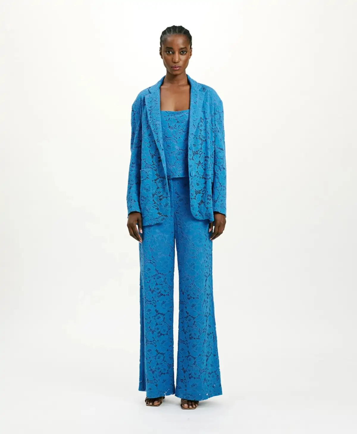 Traje de chaqueta azul de la firma Momonì.