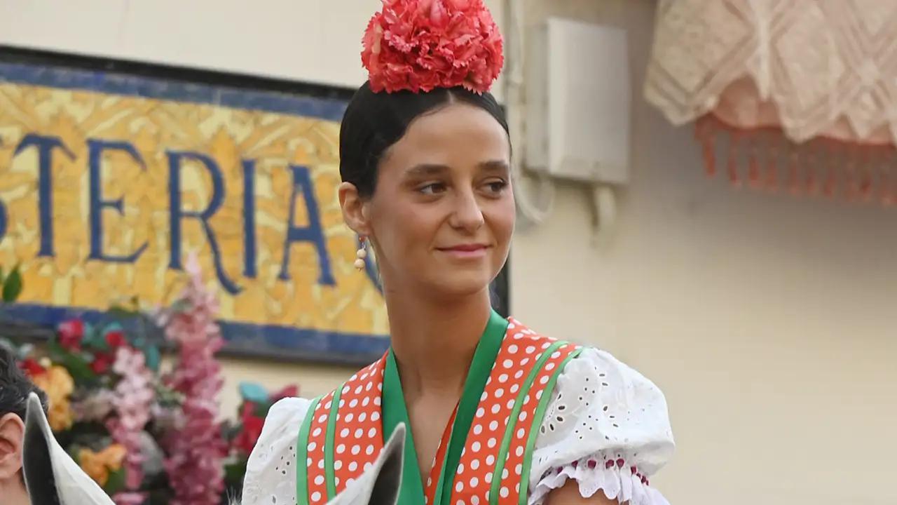 Victoria Federica sorprende y enamora en El Rocío con la falda de lunares naranja que ya llevó su madre, la infanta Elena, hace 55 años