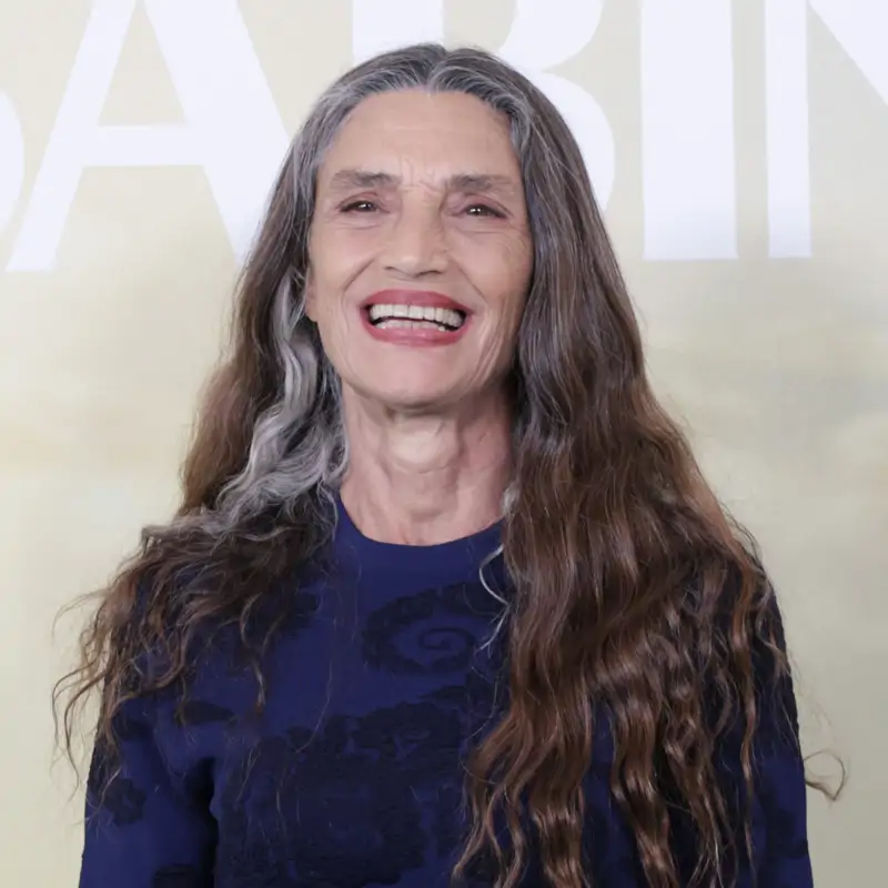 Ángela Molina (69 años): "Cuando te salen canas tienes dos opciones, cubrirlas con tinte de forma frecuente o ir más a favor de la naturaleza y que tengan su propia expresión"