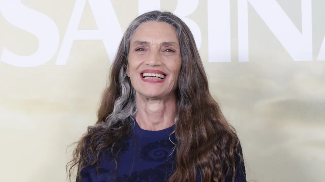 Ángela Molina (69 años): "Cuando te salen canas tienes dos opciones, cubrirlas con tinte de forma frecuente o ir más a favor de la naturaleza y que tengan su propia expresión"