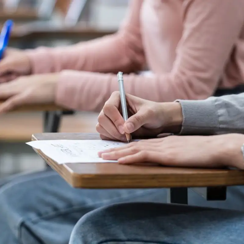 Buenas noticias para estudiantes y padres en España: los centros más económicos para cursar estudios universitarios abren sus plazos
