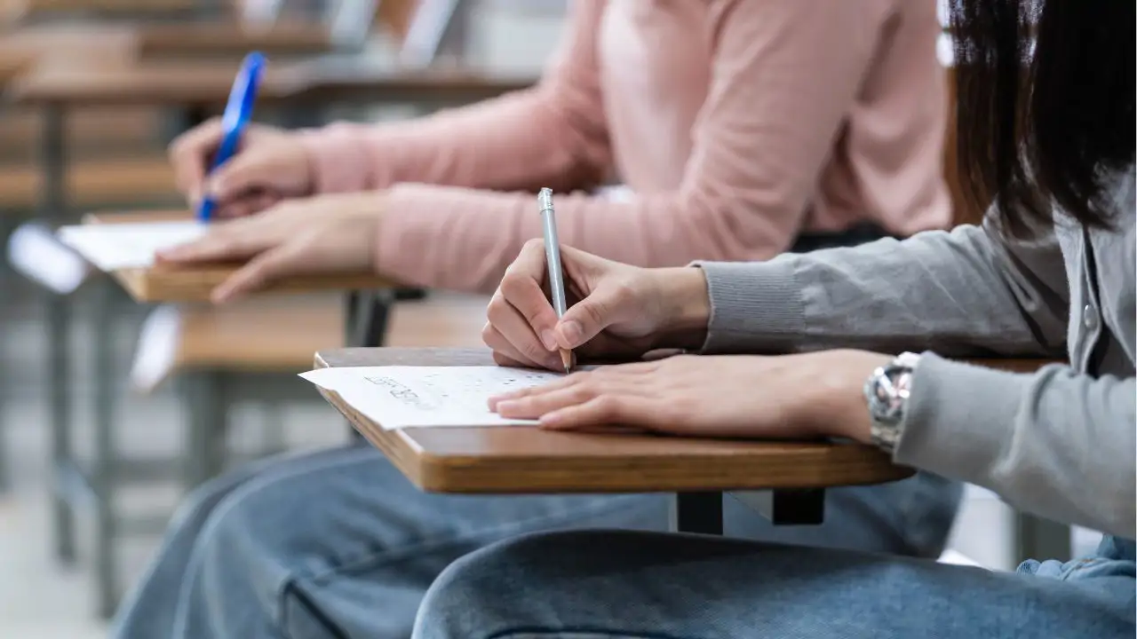 Buenas noticias para estudiantes y padres en España: los centros más económicos para cursar estudios universitarios abren sus plazos
