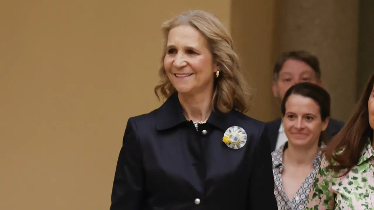 La infanta Elena más moderna que nunca en su acto oficial en Patrimonio Nacional con unos originales pantalones plisados y un guiño a la reina Sofía