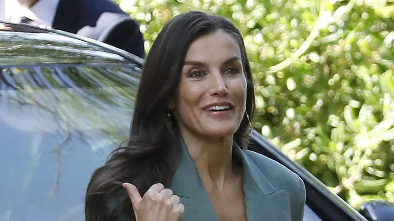 La reina Letizia ficha en Mango el traje de lino verde más bonito, fresco y veraniego, que queda ideal con merceditas