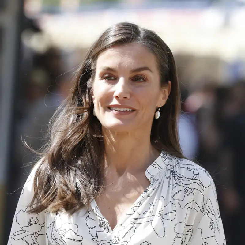La reina Letizia luce las merceditas que puedes copiar en Lefties por 15 euros para ir cómoda y elegante antes de dar paso a las sandalias