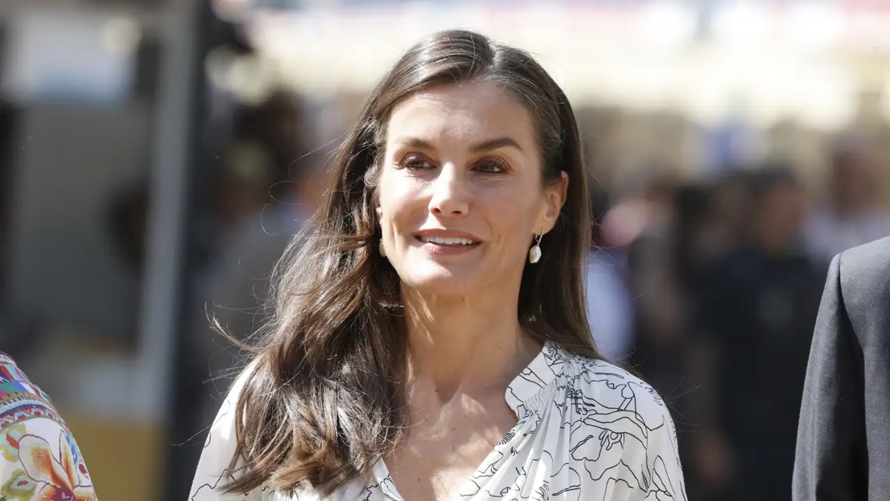 La reina Letizia luce las merceditas que puedes copiar en Lefties por 15 euros para ir cómoda y elegante antes de dar paso a las sandalias
