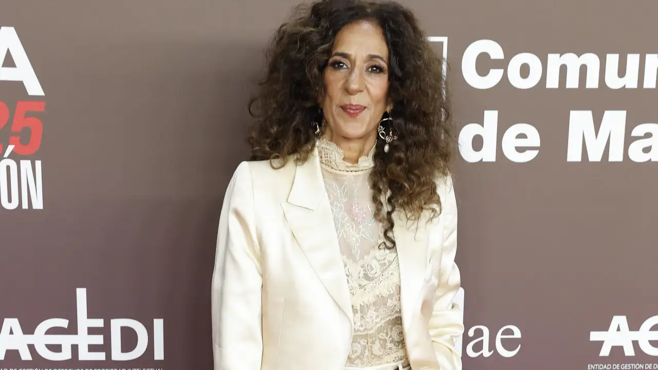 Los pantalones blancos de Rosario Flores causan sensación en la alfombra roja de los Premios de la Academia de la Música: estilo culotte, elegantes y fresquitos