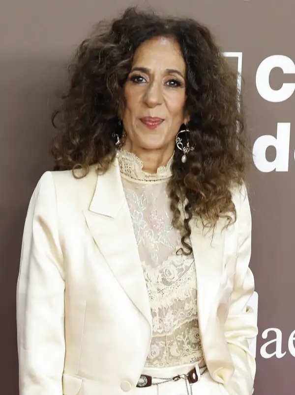 Los pantalones blancos de Rosario Flores causan sensación en la alfombra roja de los Premios de la Academia de la Música: estilo culotte, elegantes y fresquitos