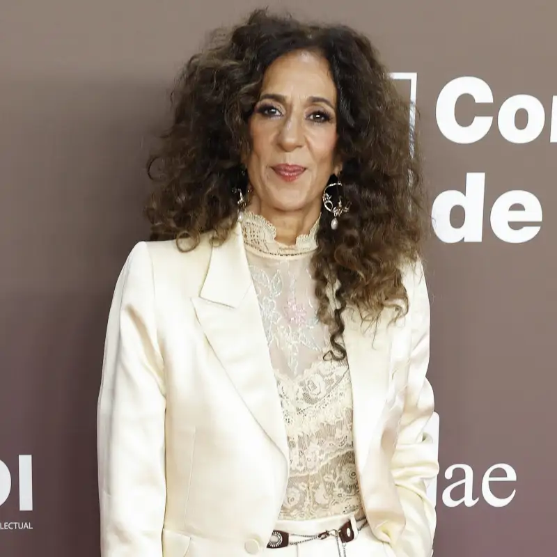 Los pantalones blancos de Rosario Flores causan sensación en la alfombra roja de los Premios de la Academia de la Música: estilo culotte, elegantes y fresquitos