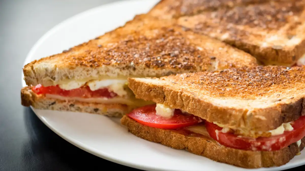 Sándwich de queso y tomate