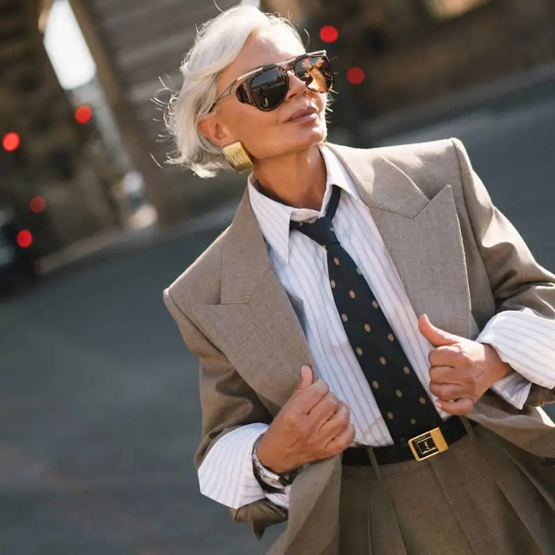Cómo vestir bien a los 50 años: tendencias, trucos y consejos que las mujeres elegantes aplican en sus looks 