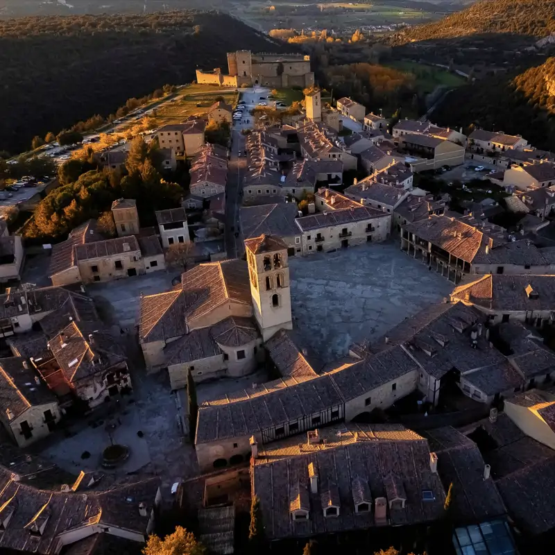 Esta villa amurallada de Segovia está reconocida como uno de los pueblos más bonitos de España, una joya para visitar durante el verano