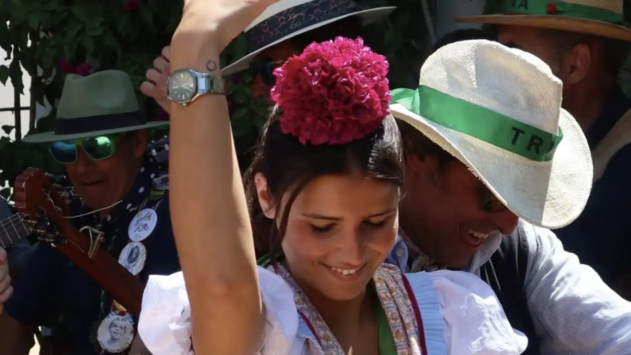 Francisco Rivera y su hija Tana, muy cómplices en El Rocío: La pillada infraganti de Victoria Federica en un momento muy íntimo