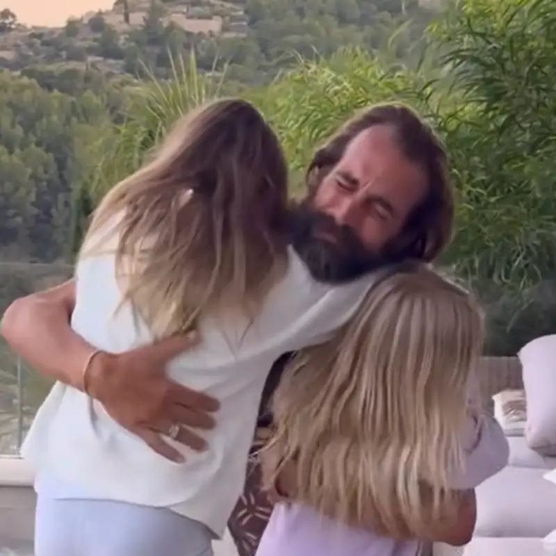 Álex Adróver, entre lágrimas, al reencontrarse con sus hijas tras 'Supervivientes 2025'
