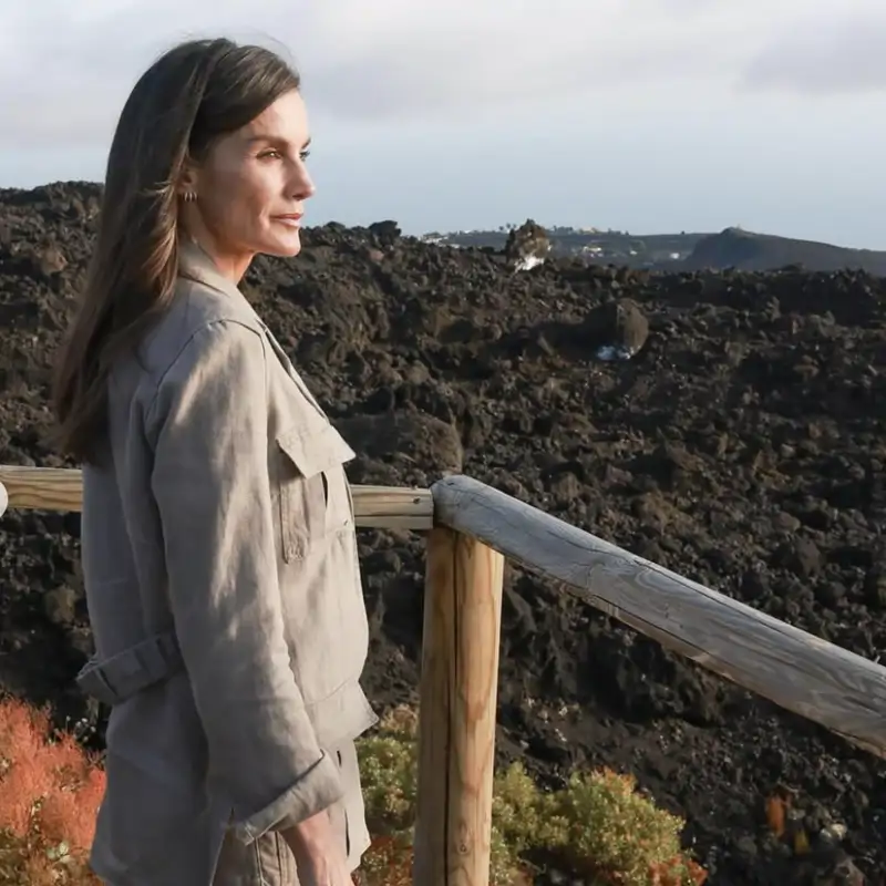La reina Letizia enamora con la sahariana de lino más elegante, en su significativa visita a La Palma