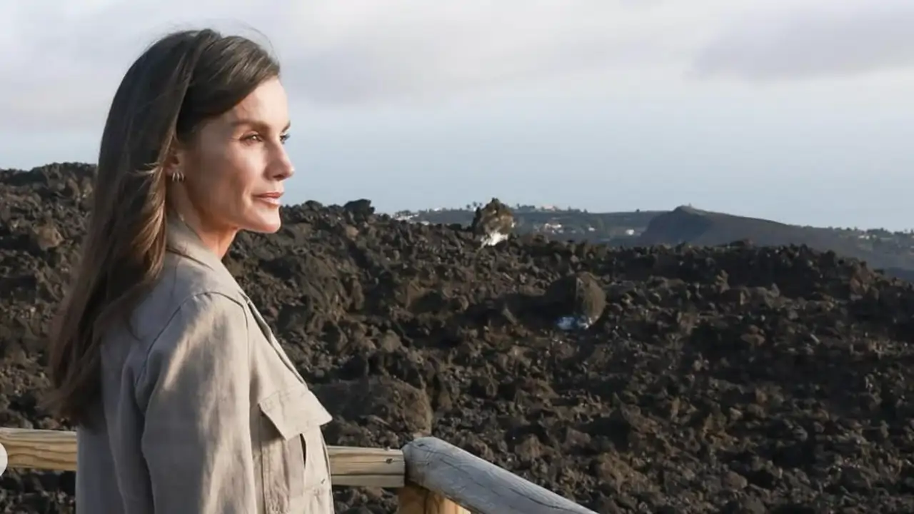 La reina Letizia enamora con la sahariana de lino más elegante, en su significativa visita a La Palma