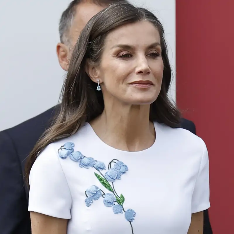 La reina Letizia conquista con su vestido blanco más elegante, que ella combina con sus nuevas sandalias 'sensatas' preferidas