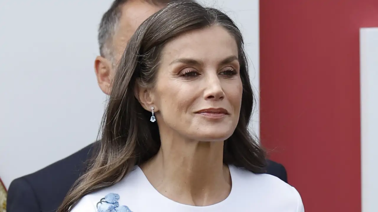 La reina Letizia conquista en Tenerife con su vestido blanco más elegante y veraniego que ella combina con sus nuevas sandalias 'sensatas' preferidas
