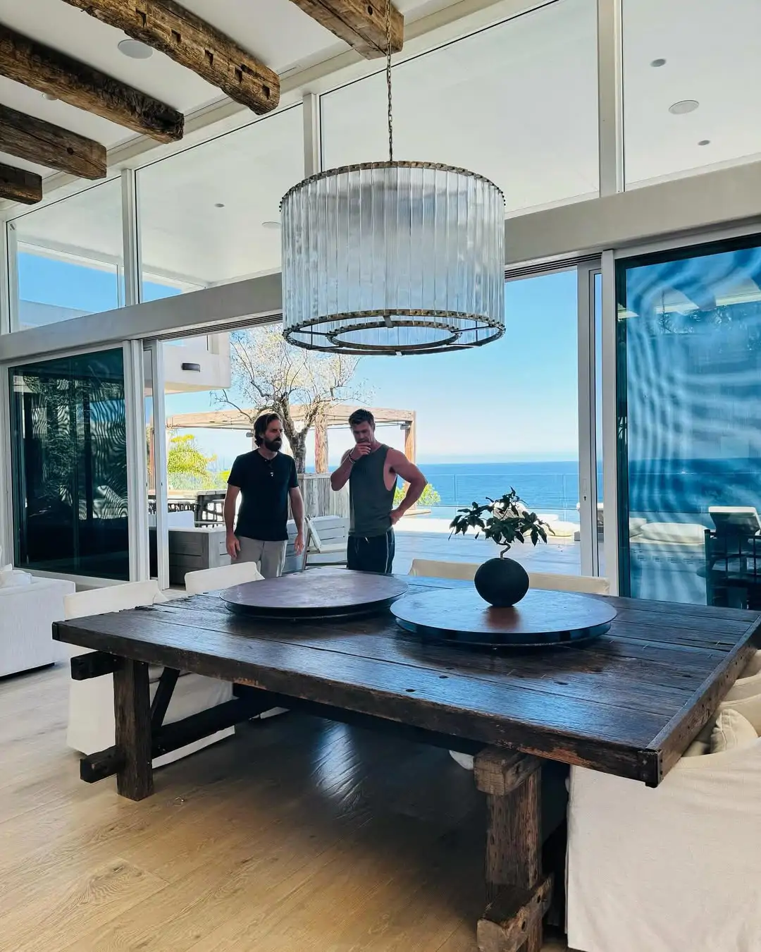 Un salón con un gran ventanal y vistas al océano