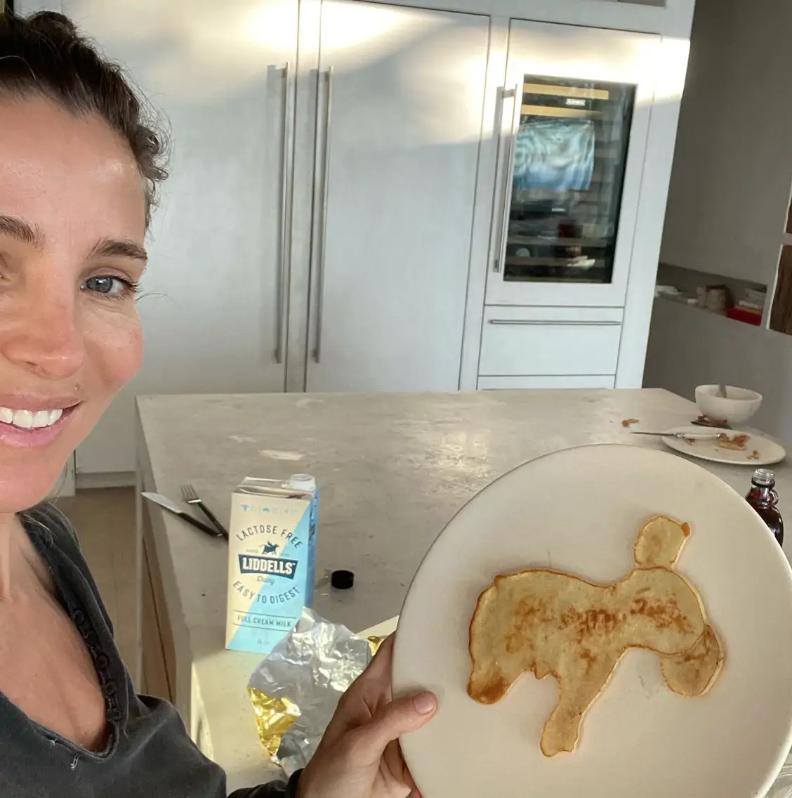 Una cocina con el blanco como protagonista