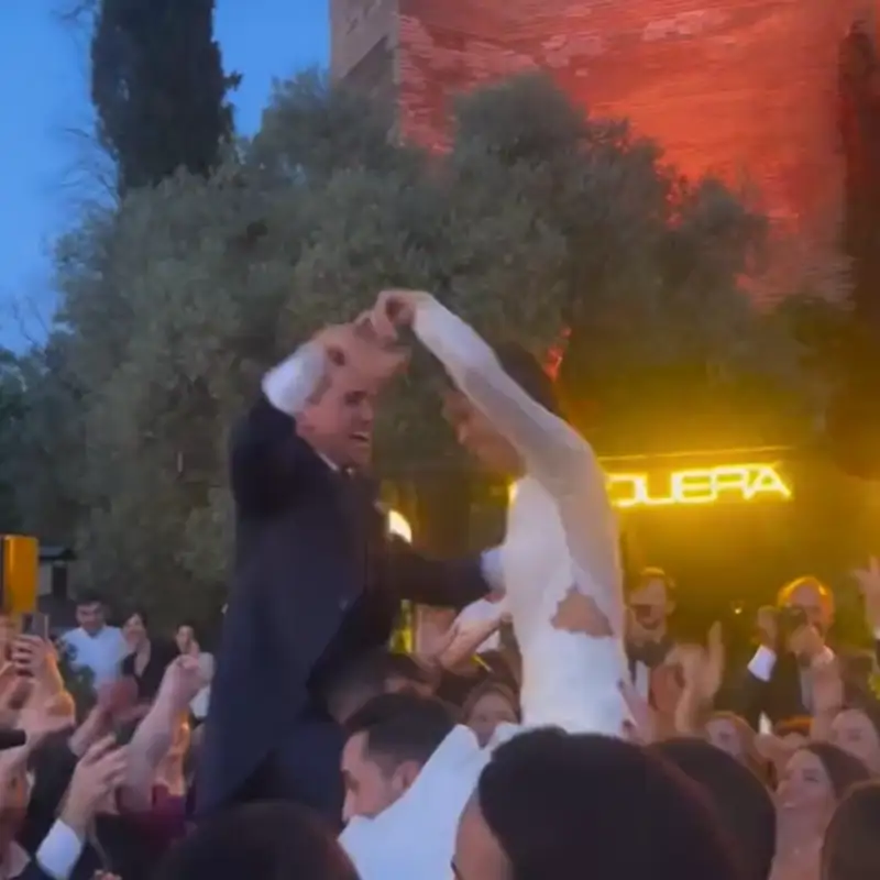 Así fue la divertida fiesta de la boda del actor Jaime Lorente y Marta Goenaga
