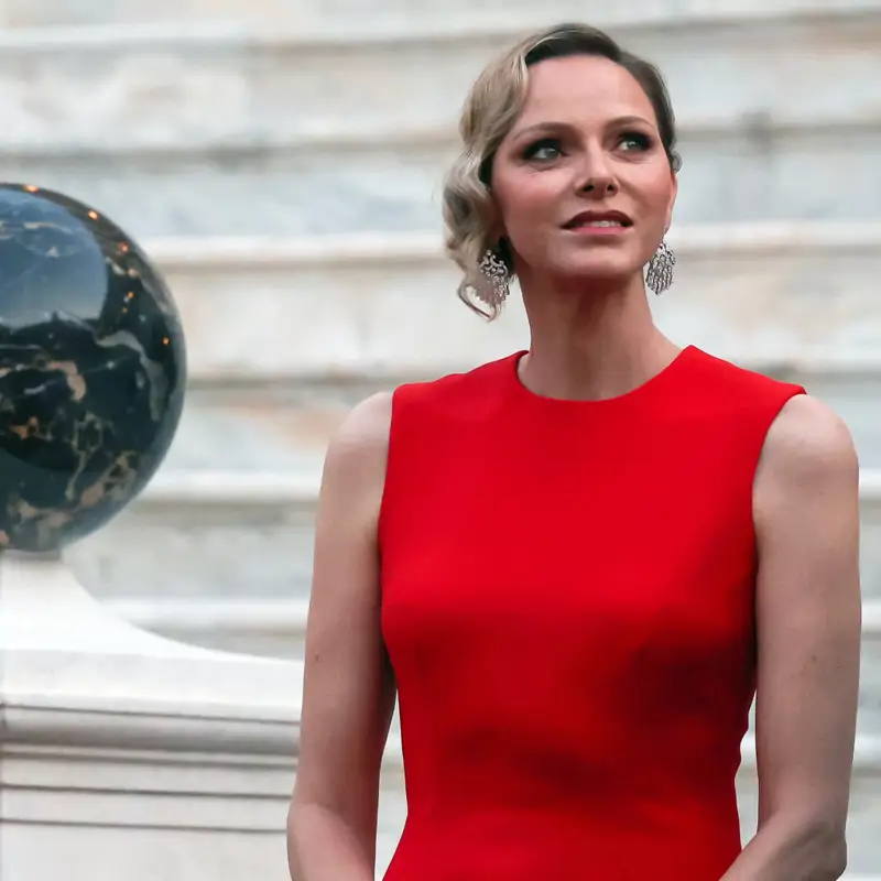 Adiós frialdad: Charlene de Mónaco saca, por primera vez, su lado más cariñoso en la visita de estado los Macron