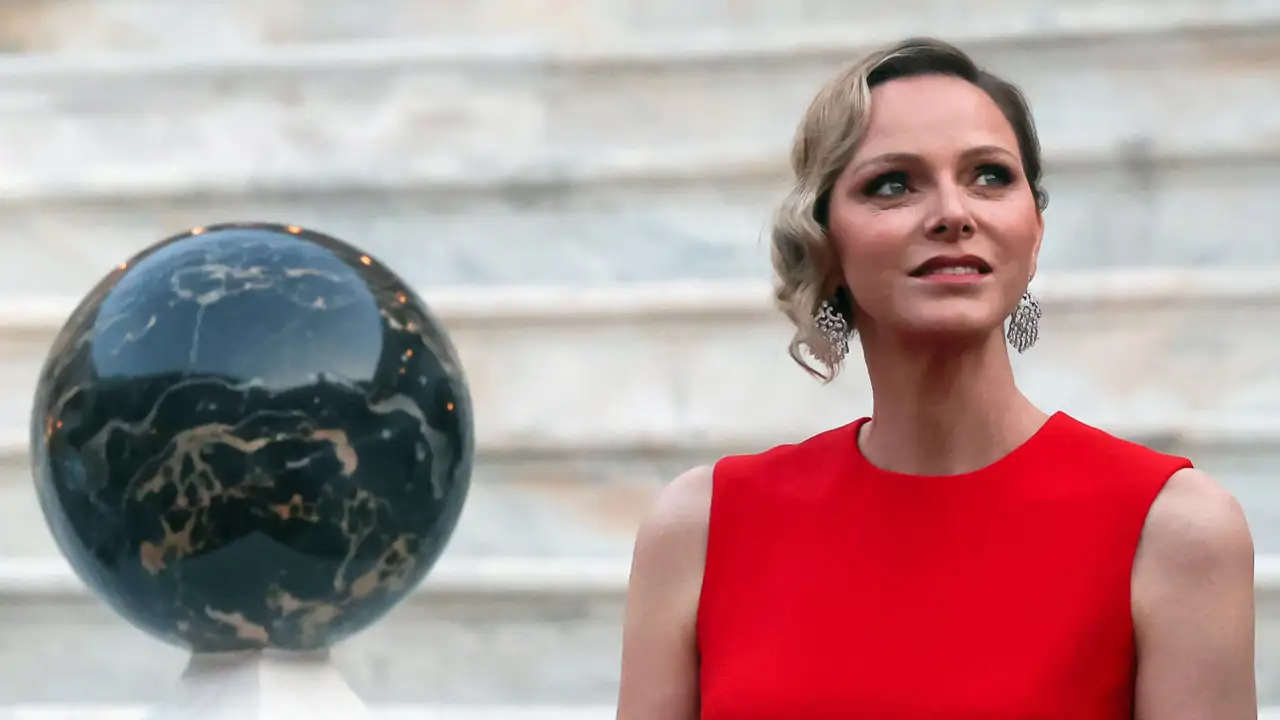 Adiós frialdad: Charlene de Mónaco saca, por primera vez, su lado más cariñoso en la visita de estado los Macron