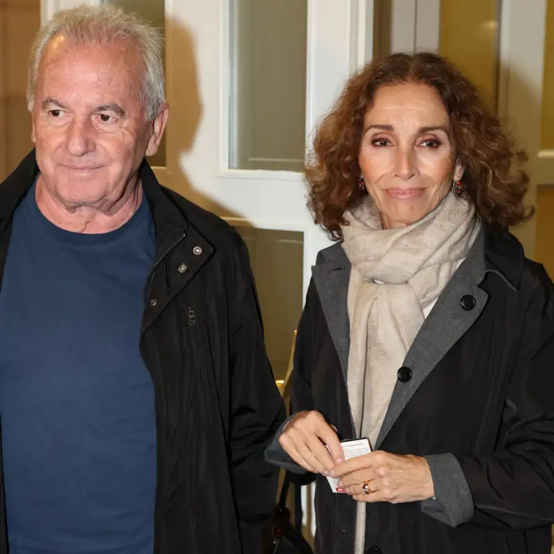 El chalet de tres plantas con pequeño jardín que Ana Belén y Víctor Manuel tienen en el exclusivo barrio madrileño de Chamartín: moderno, en tonos neutros y con mucho amor por la lectura