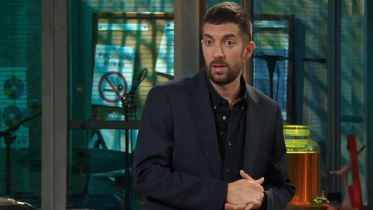 David Broncano, completamente descolocado ante la irrupción de Blanca Suárez y Pedro Alonso en pleno directo de ‘La Revuelta’