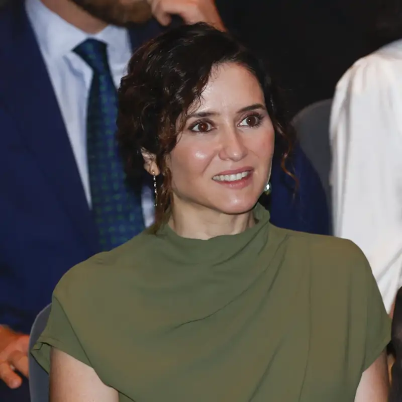 Isabel Díaz Ayuso inspira con un vestido elegante y fresquito ideal para invitadas de verano: con manga raglán, color tendencia y de Vogana