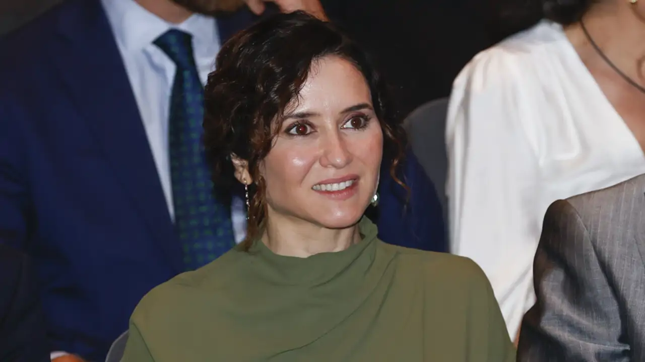 Isabel Díaz Ayuso inspira con un vestido elegante y fresquito ideal para invitadas de verano: con manga raglán, color tendencia y de Vogana