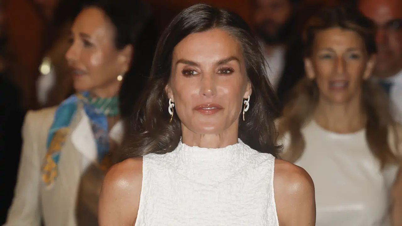 La reina Letizia, impresionante con el vestido jacquard con cuello perkins que realza el bronceado y es perfecto para triunfar en las noches de verano