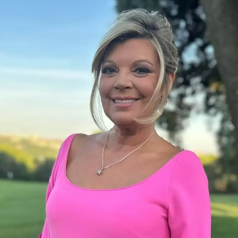 Terelu Campos es la invitada de boda +50 perfecta con el vestido de escote cuadrado y volantes que estiliza y rejuvenece al instante