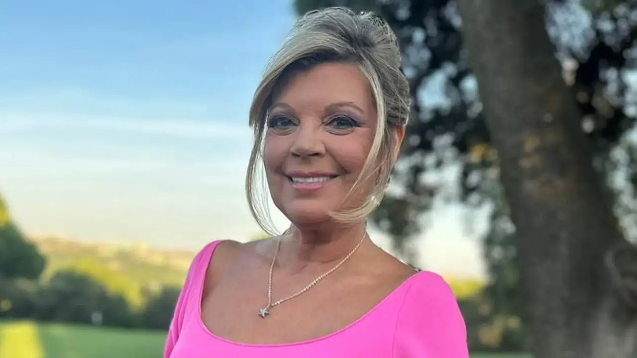 Terelu Campos es la invitada de boda +50 perfecta con el vestido de escote cuadrado y volantes que estiliza y rejuvenece al instante