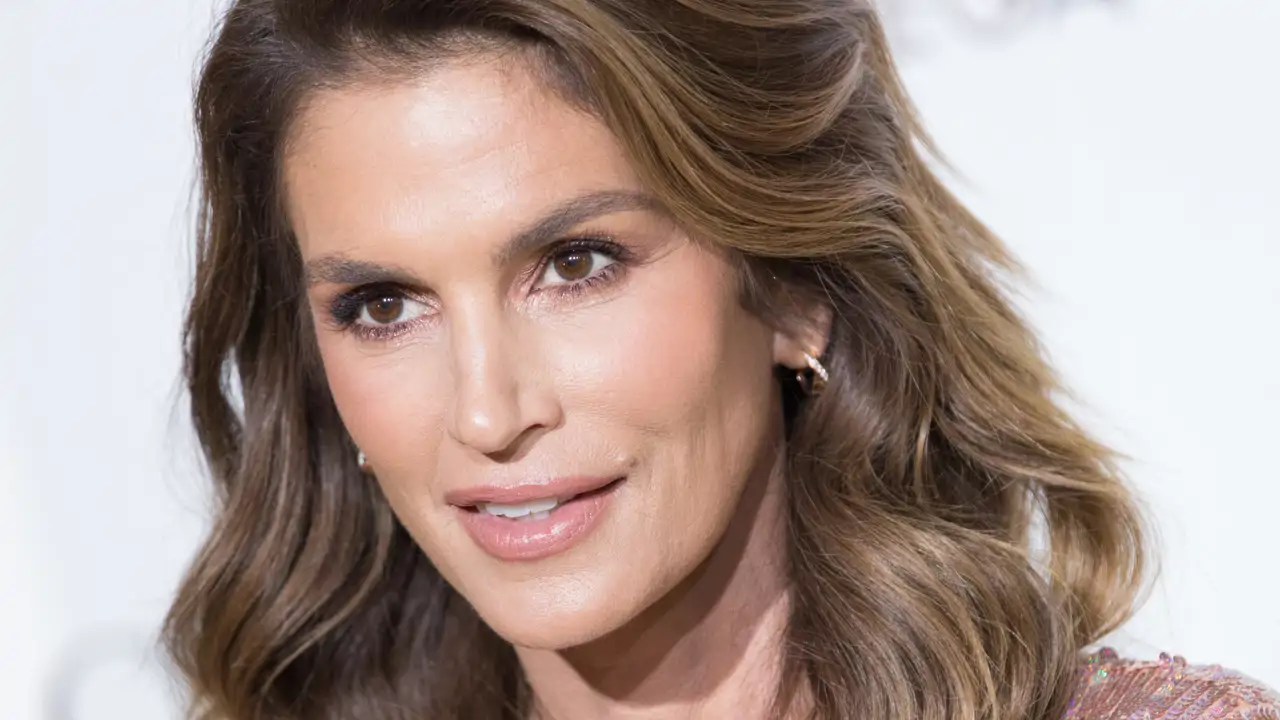 Cindy Crawford, 59 años: “He tenido dos niños y mi cintura no es tan estrecha como antes, pero me siento confortable en mi piel y eso es una de las grandes cosas de cumplir años”