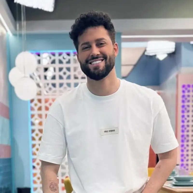 EXCLUSIVA | Javier de Hoyos, nuevo presentador de RTVE, se sincera en la revista Lecturas: "Me encantaría ir a 'Supervivientes', pero a mi marido no le haría ninguna gracia"
